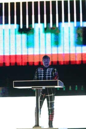 Ralf Hütter von der Band Kraftwerk bei einem Konzert in der Uber Eats Music Hall in Berlin, 9. Dezember 2025. Kraftwerk Konzert Berlin
