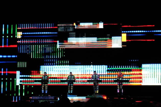Ralf Hütter, Henning Schmitz, Falk Grieffenhagen und Georg Bongartz, v.l., von der Band Kraftwerk bei einem Konzert in der Uber Eats Music Hall in Berlin, 9. Dezember 2025. Kraftwerk Konzert Berlin