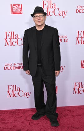 ˜Ella McCay™ World Premiere Albert Brooks arriving to 20th Century Studios™ Ella McCay world premiere held at the El Capitan Theatre on December 9, 2025 in Hollywood, Ca. Hollywood El Capitan Theatre California USA Copyright: xStarbuck AFF-USA.COMx