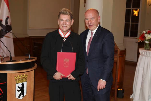 Peter Plate und Kai Wegner bei den nachträgliche Verleihungen des Verdienstordens des Landes Berlin im Roten Rathaus. Berlin, 09.12.2025