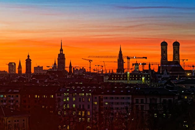 News Bilder des Tages Abendrot über der Altstadt von München. Der stimmungsvolle Himmel nach Sonnenuntergang über München. München Bayern Deutschland *** Sunset over the old town of Munich The atmospheric sky after sunset over Munich Munich Bavaria Germany Copyright: xRolfxPossx
