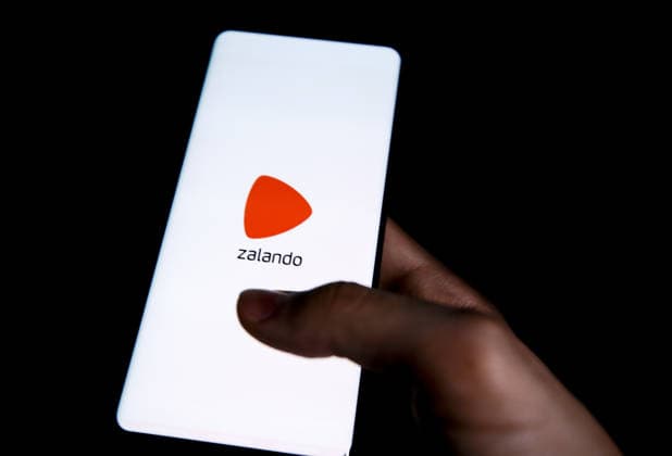 Mobile applications BERLIN, GERMANY - JANUARY 24: In this photo illustration the logo of Zalando media app is displayed on a smartphone in Berlin, Germany on January 24, 2020. Berlin Germany. Editorial use only. Please get in touch for any other usage.  Copyright: x2025xAnadoluxAbdulhamidxHoÅübaÅüx