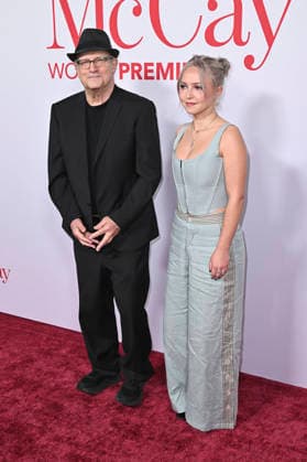 Albert Brooks mit Tochter Claire Brooks bei der Weltpremiere des Kinofilms Ella McCay im El Capitan Theatre. Los Angeles, 09.12.2025