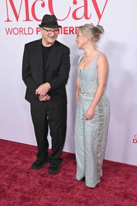Albert Brooks mit Tochter Claire Brooks bei der Weltpremiere des Kinofilms Ella McCay im El Capitan Theatre. Los Angeles, 09.12.2025