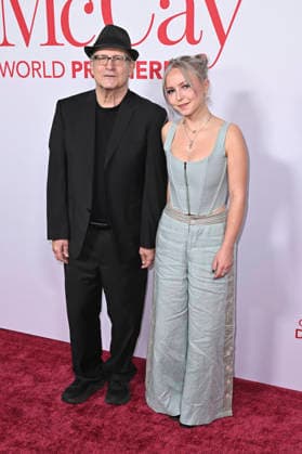 Albert Brooks mit Tochter Claire Brooks bei der Weltpremiere des Kinofilms Ella McCay im El Capitan Theatre. Los Angeles, 09.12.2025