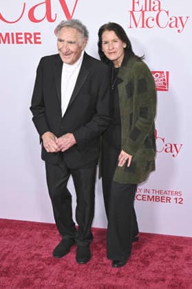 Judd Hirsch mit Ehefrau Kathryn Danielle Hirsch bei der Weltpremiere des Kinofilms Ella McCay im El Capitan Theatre. Los Angeles, 09.12.2025