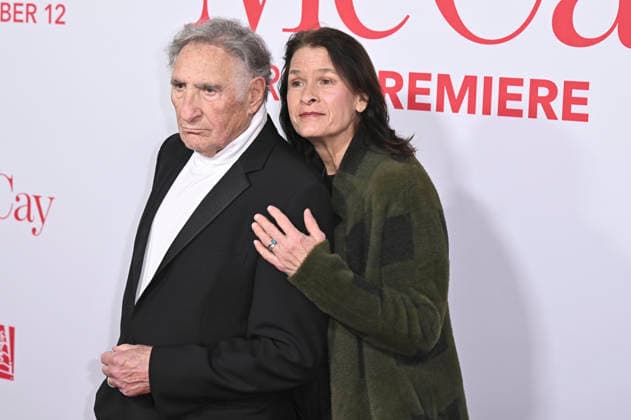 Judd Hirsch mit Ehefrau Kathryn Danielle Hirsch bei der Weltpremiere des Kinofilms Ella McCay im El Capitan Theatre. Los Angeles, 09.12.2025