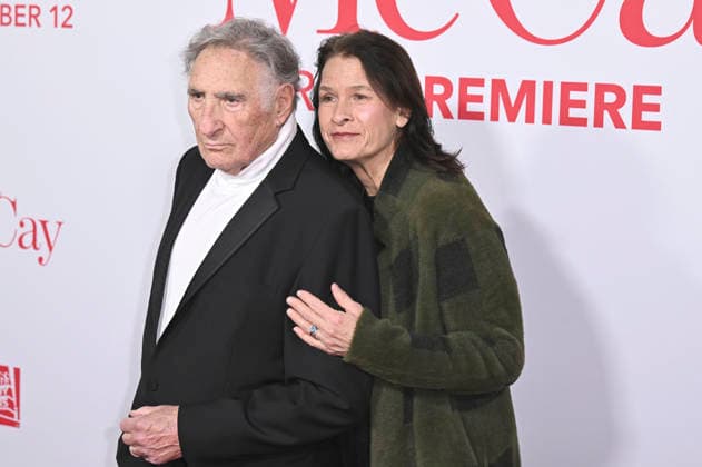 Judd Hirsch mit Ehefrau Kathryn Danielle Hirsch bei der Weltpremiere des Kinofilms Ella McCay im El Capitan Theatre. Los Angeles, 09.12.2025