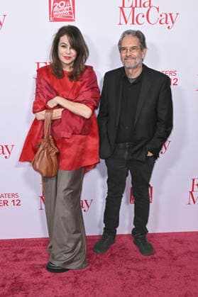 Francine Maisler mit Begleitung bei der Weltpremiere des Kinofilms Ella McCay im El Capitan Theatre. Los Angeles, 09.12.2025