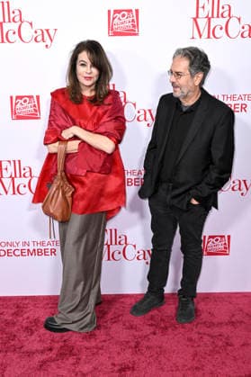 Francine Maisler mit Begleitung bei der Weltpremiere des Kinofilms Ella McCay im El Capitan Theatre. Los Angeles, 09.12.2025