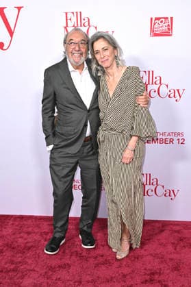 James L. Brooks und Jennifer Simchowitz bei der Weltpremiere des Kinofilms Ella McCay im El Capitan Theatre. Los Angeles, 09.12.2025