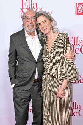 James L. Brooks und Jennifer Simchowitz bei der Weltpremiere des Kinofilms Ella McCay im El Capitan Theatre. Los Angeles, 09.12.2025