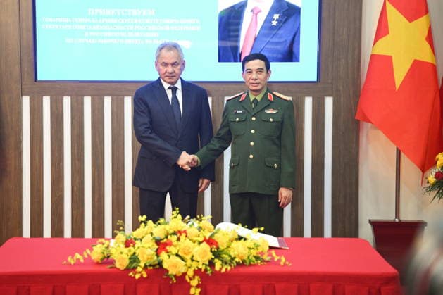 VIETNAM, HANOI - DECEMBER 10, 2025: Russian Security Council Secretary Sergei Shoigu (L) and Vietnam s Minister of National Defence General Phan Van Giang shake hands during a meeting Hanoi Vietnam  - ZUMAt113 20251210_zaa_t113_093 Copyright: xKirillxZykovx