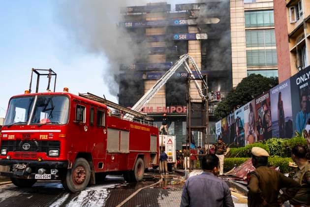 December 10, 2025: Firefighters work to control a major blaze at a commercial building housing a State Bank of India branch, as thick smoke pours from the upper floors, in Guwahati, India on 10 December 2025. - ZUMAt232 20251210_zip_t232_018 Copyright: xDavidxTalukdarx