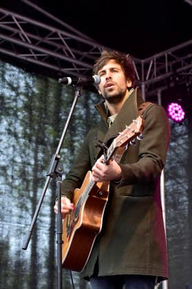 Schulhofkonzert 20170426 - Lichtenstein: Die Europäische Grundschule Lichtenstein gewann bei Aktion Die Schulhofkonzerte von HITRADIO RTL! Max Giesinger besuchte die Schule am Vormittag und gab auf dem Schulhog ein ca. 30 Minütiges Konzert, ua. mit den Hits 80 Millionen , Wenn sie tanzt und dem neuen Titel Roulette . Anschliessend gab es für die Schüler noch Fotos und Autogramme. *** Schoolyard concert 20170426 Lichtenstein the European Primary school Lichtenstein Won at Action the Schoolyard concerts from Hitradio RTL Max Giesinger visited the School on Morning and GAB at the School hog a Ca 30 minute Concert, UA with the Hits 80 Million , when you dances and the New Title Roulette then GAB it for the Students still Ph