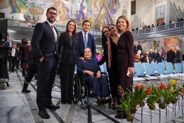 Nobels fredspris 2025 Oslo 20251210. Moren til fredsprismottaker, Corina Parisca de Machado, ankommer Oslo Radhus for utdelingen av Nobels fredspris. Datteren til Nobels fredsprismottaker, Ana Corina Sosa, tar i mot prisen pa vegne av sin mor. Den venezuelanske opposisjonslederen Maria Corina Machado far prisen for sitt utrettelige arbeid for a sikre demokratiske rettigheter for folket i Venezuela, og for sin kamp for en rettferdig og fredelig overgang fra diktatur til folkestyre. Pa grunn av omstendighetene i hjemlandet Venezuela kunne ikke Nobels fredsprismottaker delta pa utdelingen i Norge. Foto: Ole Berg-Rusten NTB POOL Oslo Norge dGq6YhPz_Ms EDITORIAL USE ONLY Ref:_BNCdGq6YhPz_Ms.jpg Copyright: xOlexBerg-Rustenx xNTBx