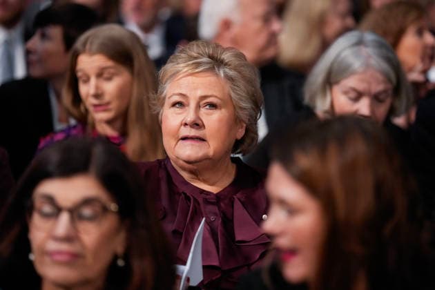 Nobels fredspris 2025 Oslo 20251210. Erna Solberg (H) ankommer Oslo Radhus for utdelingen av Nobels fredspris. Datteren til Nobels fredsprismottaker, Ana Corina Sosa, tar i mot prisen pa vegne av sin mor. Den venezuelanske opposisjonslederen Maria Corina Machado far prisen for sitt utrettelige arbeid for a sikre demokratiske rettigheter for folket i Venezuela, og for sin kamp for en rettferdig og fredelig overgang fra diktatur til folkestyre. Pa grunn av omstendighetene i hjemlandet Venezuela kunne ikke Nobels fredsprismottaker delta pa utdelingen i Norge. Foto: Ole Berg-Rusten NTB POOL Oslo Norge SAAq49UaNO0 EDITORIAL USE ONLY Ref:_BNCSAAq49UaNO0.jpg Copyright: xOlexBerg-Rustenx xNTBx