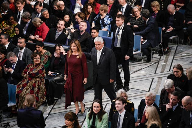 Nobels fredspris 2025 Oslo 20251210. Panamas president JosÃ Raul Mulino og forstedame Maricel de Mulino ankommer Oslo Radhus for utdelingen av Nobels fredspris. Datteren til Nobels fredsprismottaker, Ana Corina Sosa, tar i mot prisen pa vegne av sin mor. Den venezuelanske opposisjonslederen Maria Corina Machado far prisen for sitt utrettelige arbeid for a sikre demokratiske rettigheter for folket i Venezuela, og for sin kamp for en rettferdig og fredelig overgang fra diktatur til folkestyre. Pa grunn av omstendighetene i hjemlandet Venezuela kunne ikke Nobels fredsprismottaker delta pa utdelingen i Norge. Foto: Stian Lysberg Solum NTB Oslo Norge HW0t2p05ksw EDITORIAL USE ONLY Ref:_BNCHW0t2p05ksw.jpg Copyright: xStianxLysbergxSolumx xNTBx