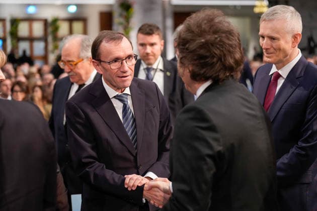 Nobels fredspris 2025 Oslo 20251210. Utenriksminister Espen Barth Eide (Ap) hilser pa Argentinas president Javier Milei i Oslo Radhus for utdelingen av Nobels fredspris. Datteren til Nobels fredsprismottaker, Ana Corina Sosa, tar i mot prisen pa vegne av sin mor. Den venezuelanske opposisjonslederen Maria Corina Machado far prisen for sitt utrettelige arbeid for a sikre demokratiske rettigheter for folket i Venezuela, og for sin kamp for en rettferdig og fredelig overgang fra diktatur til folkestyre. Pa grunn av omstendighetene i hjemlandet Venezuela kunne ikke Nobels fredsprismottaker delta pa utdelingen i Norge. Foto: Ole Berg-Rusten NTB POOL Oslo Norge w3OzW-OWZeo EDITORIAL USE ONLY Ref:_BNCw3OzW-OWZeo.jpg Copyright: xOlexBerg-Rustenx xNTBx