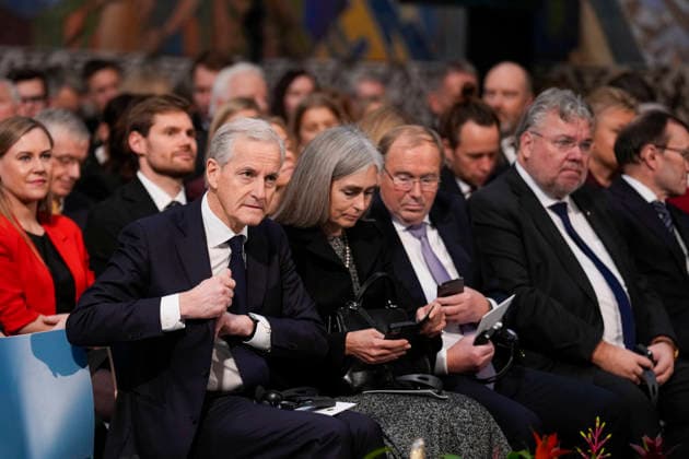 Nobels fredspris 2025 Oslo 20251210. Statsminister Jonas Gahr Store (Ap) ankommer Oslo Radhus for utdelingen av Nobels fredspris. Datteren til Nobels fredsprismottaker, Ana Corina Sosa, tar i mot prisen pa vegne av sin mor. Den venezuelanske opposisjonslederen Maria Corina Machado far prisen for sitt utrettelige arbeid for a sikre demokratiske rettigheter for folket i Venezuela, og for sin kamp for en rettferdig og fredelig overgang fra diktatur til folkestyre. Pa grunn av omstendighetene i hjemlandet Venezuela kunne ikke Nobels fredsprismottaker delta pa utdelingen i Norge. Foto: Ole Berg-Rusten POOL NTB Oslo Norge 3K_mm_C0fyM EDITORIAL USE ONLY Ref:_BNC3K_mm_C0fyM.jpg Copyright: xOlexBerg-Rustenx xPOOLx xNTBx