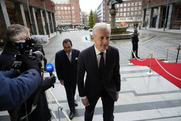 Nobels fredspris 2025 Oslo 20251210. Statsminister Jonas Gahr Store (Ap) ankommer Oslo Radhus for utdelingen av Nobels fredspris. Datteren til Nobels fredsprismottaker, Ana Corina Sosa, tar i mot prisen pa vegne av sin mor. Den venezuelanske opposisjonslederen Maria Corina Machado far prisen for sitt utrettelige arbeid for a sikre demokratiske rettigheter for folket i Venezuela, og for sin kamp for en rettferdig og fredelig overgang fra diktatur til folkestyre. Pa grunn av omstendighetene i hjemlandet Venezuela kunne ikke Nobels fredsprismottaker delta pa utdelingen i Norge. Foto: Gorm Kallestad NTB Oslo Norge pTbOqrp8Xqw EDITORIAL USE ONLY Ref:_BNCpTbOqrp8Xqw.jpg Copyright: xGormxKallestadx xNTBx