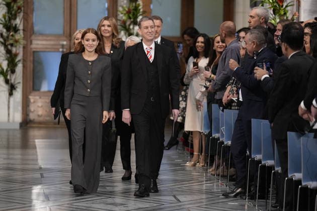 Nobels fredspris 2025 Oslo 20251210. Datteren til Nobels fredsprismottaker, Ana Corina Sosa, sammen med Nobelkomiteen ankommer utdelingen av Nobels fredspris i Oslo radhus. Den venezuelanske opposisjonslederen Maria Corina Machado far prisen for sitt utrettelige arbeid for a sikre demokratiske rettigheter for folket i Venezuela, og for sin kamp for en rettferdig og fredelig overgang fra diktatur til folkestyre. Pa grunn av omstendighetene i hjemlandet Venezuela kunne ikke Nobels fredsprismottaker delta pa utdelingen i Norge. Foto: Ole Berg-Rusten NTB POOL Oslo Norge d5QvJmtxxjY EDITORIAL USE ONLY Ref:_BNCd5QvJmtxxjY.jpg Copyright: xOlexBerg-Rustenx xNTBx