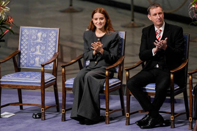 Nobels fredspris 2025 Oslo 20251210. Utdelingen av Nobels fredspris i Oslo radhus. Datteren til Nobels fredsprismottaker, Ana Corina Sosa, tar i mot prisen pa vegne av sin mor under utdelingen av Nobels fredspris i Oslo radhus. Den venezuelanske opposisjonslederen Maria Corina Machado far prisen for sitt utrettelige arbeid for a sikre demokratiske rettigheter for folket i Venezuela, og for sin kamp for en rettferdig og fredelig overgang fra diktatur til folkestyre. Pa grunn av omstendighetene i hjemlandet Venezuela kunne ikke Nobels fredsprismottaker delta pa utdelingen i Norge. Foto: Stian Lysberg Solum NTB Oslo Norge PqxpoDMPjPI EDITORIAL USE ONLY Ref:_BNCPqxpoDMPjPI.jpg Copyright: xStianxLysbergxSolumx xNTBx