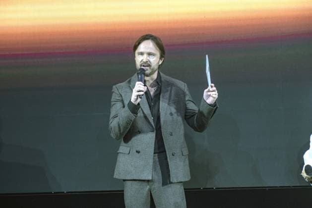 The Magician Pop holds a press conference in Barcelona surrounded by Hollywood stars Aaron Paul during the press conference of The Magician Pop held at the Teatre Victòria, on December 10, 2025, in Barcelona Spain FAMOUS MAGIC MAGIC ACTOR ACTRESS HOLLYWOOD Barcelona Barcelona Spain  Copyright: xDavidxOllerx 7160718