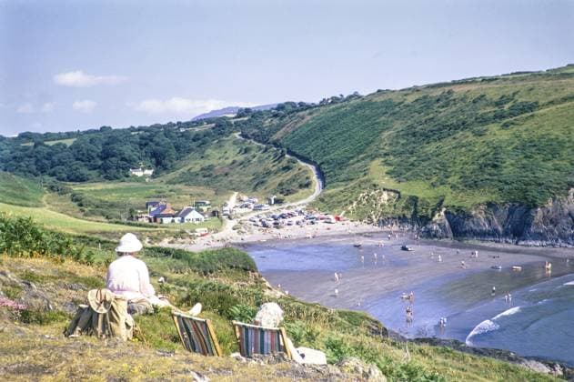 Pwllgwaelod Beach, Bryn Henllan, Dinas Cross, Newport, Pembrokeshire, Wales, Vereinigtes Königreich 13. Juli 1971 Pwllgwaelod Beach, Bryn-Henllan, Dinas Cross, Newport, Pembrokeshire, Wales, UK 13 July 1971 Copyright: imageBROKER IanxMurray iblimu15839035.jpg