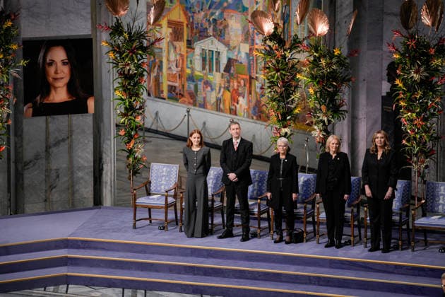 Nobels fredspris 2025 Oslo 20251210. Datteren til Nobels fredsprismottaker, Ana Corina Sosa, tar i mot prisen pa vegne av sin mor under utdelingen av Nobels fredspris i Oslo radhus. Den venezuelanske opposisjonslederen Maria Corina Machado far prisen for sitt utrettelige arbeid for a sikre demokratiske rettigheter for folket i Venezuela, og for sin kamp for en rettferdig og fredelig overgang fra diktatur til folkestyre. Pa grunn av omstendighetene i hjemlandet Venezuela kunne ikke Nobels fredsprismottaker delta pa utdelingen i Norge. Foto: Stian Lysberg Solum NTB Oslo Norge PsFdERvkwmM EDITORIAL USE ONLY Ref:_BNCPsFdERvkwmM.jpg Copyright: xStianxLysbergxSolumx xNTBx