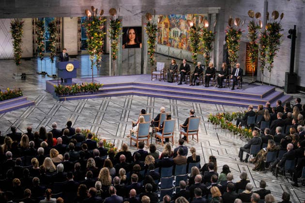Nobels fredspris 2025 Oslo 20251210. Utdelingen av Nobels fredspris i Oslo radhus. Datteren til Nobels fredsprismottaker, Ana Corina Sosa, tar i mot prisen pa vegne av sin mor under utdelingen av Nobels fredspris i Oslo radhus. Den venezuelanske opposisjonslederen Maria Corina Machado far prisen for sitt utrettelige arbeid for a sikre demokratiske rettigheter for folket i Venezuela, og for sin kamp for en rettferdig og fredelig overgang fra diktatur til folkestyre. Pa grunn av omstendighetene i hjemlandet Venezuela kunne ikke Nobels fredsprismottaker delta pa utdelingen i Norge. Foto: Stian Lysberg Solum NTB Oslo Norge kq9LAyi7_x8 EDITORIAL USE ONLY Ref:_BNCkq9LAyi7_x8.jpg Copyright: xStianxLysbergxSolumx xNTBx