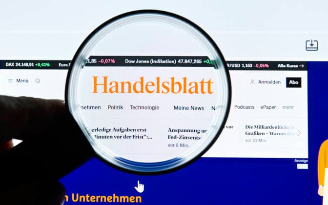 handelsblatt.de, website, Internet, Lupe, Monitor *** handelsblatt de, website, internet, magnifying glass, monitor