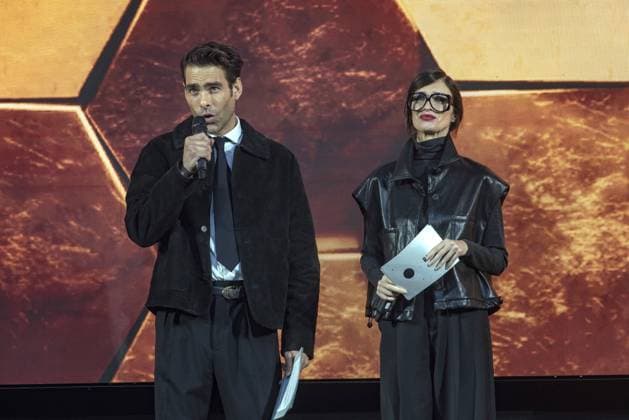 El Mago Pop offers a press conference in Barcelona surrounded by Hollywood stars Jon Kortajarena and Paz Vega during the press conference of El Mago Pop held at the Teatre Victòria, on December 10, 2025, in Barcelona Spain FAMOUS MAGIC MAGIC ACTOR ACTRESS HOLLYWOOD Barcelona Barcelona Spain  Copyright: xDavidxOllerx 7160758