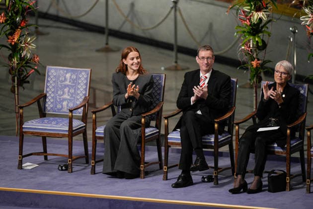 Nobels fredspris 2025 Oslo 20251210. Utdelingen av Nobels fredspris i Oslo radhus. Datteren til Nobels fredsprismottaker, Ana Corina Sosa, tar i mot prisen pa vegne av sin mor under utdelingen av Nobels fredspris i Oslo radhus. Den venezuelanske opposisjonslederen Maria Corina Machado far prisen for sitt utrettelige arbeid for a sikre demokratiske rettigheter for folket i Venezuela, og for sin kamp for en rettferdig og fredelig overgang fra diktatur til folkestyre. Pa grunn av omstendighetene i hjemlandet Venezuela kunne ikke Nobels fredsprismottaker delta pa utdelingen i Norge. Foto: Stian Lysberg Solum NTB Oslo Norge YUnv_YmSZ9I EDITORIAL USE ONLY Ref:_BNCYUnv_YmSZ9I.jpg Copyright: xStianxLysbergxSolumx xNTBx