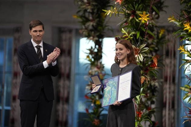 Nobels fredspris 2025 Oslo 20251210. Datteren til Nobels fredsprismottaker, Ana Corina Sosa, tar i mot prisen pa vegne av sin mor under utdelingen av Nobels fredspris i Oslo radhus. Den venezuelanske opposisjonslederen Maria Corina Machado far prisen for sitt utrettelige arbeid for a sikre demokratiske rettigheter for folket i Venezuela, og for sin kamp for en rettferdig og fredelig overgang fra diktatur til folkestyre. Pa grunn av omstendighetene i hjemlandet Venezuela kunne ikke Nobels fredsprismottaker delta pa utdelingen i Norge. Foto: Ole Berg-Rusten NTB POOL Oslo Norge 2Ncu1KB4TUI EDITORIAL USE ONLY Ref:_BNC2Ncu1KB4TUI.jpg Copyright: xOlexBerg-Rustenx xNTBx