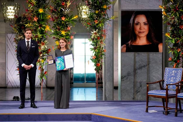 Nobels fredspris 2025 Oslo 20251210. Datteren til Nobels fredsprismottaker, Ana Corina Sosa, tar i mot prisen pa vegne av sin mor under utdelingen av Nobels fredspris i Oslo radhus. Den venezuelanske opposisjonslederen Maria Corina Machado far prisen for sitt utrettelige arbeid for a sikre demokratiske rettigheter for folket i Venezuela, og for sin kamp for en rettferdig og fredelig overgang fra diktatur til folkestyre. Pa grunn av omstendighetene i hjemlandet Venezuela kunne ikke Nobels fredsprismottaker delta pa utdelingen i Norge. Foto: Ole Berg-Rusten NTB POOL Oslo Norge IuTbwyPmkMg EDITORIAL USE ONLY Ref:_BNCIuTbwyPmkMg.jpg Copyright: xOlexBerg-Rustenx xNTBx