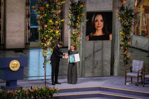 Nobels fredspris 2025 Oslo 20251210. Datteren til Nobels fredsprismottaker, Ana Corina Sosa, tar i mot prisen pa vegne av sin mor under utdelingen av Nobels fredspris i Oslo radhus. Den venezuelanske opposisjonslederen Maria Corina Machado far prisen for sitt utrettelige arbeid for a sikre demokratiske rettigheter for folket i Venezuela, og for sin kamp for en rettferdig og fredelig overgang fra diktatur til folkestyre. Pa grunn av omstendighetene i hjemlandet Venezuela kunne ikke Nobels fredsprismottaker delta pa utdelingen i Norge. Foto: Stian Lysberg Solum NTB Oslo Norge xLbi4-dp5Rw EDITORIAL USE ONLY Ref:_BNCxLbi4-dp5Rw.jpg Copyright: xStianxLysbergxSolumx xNTBx