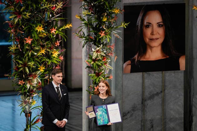 Nobels fredspris 2025 Oslo 20251210. Datteren til Nobels fredsprismottaker, Ana Corina Sosa, tar i mot prisen pa vegne av sin mor under utdelingen av Nobels fredspris i Oslo radhus. Den venezuelanske opposisjonslederen Maria Corina Machado far prisen for sitt utrettelige arbeid for a sikre demokratiske rettigheter for folket i Venezuela, og for sin kamp for en rettferdig og fredelig overgang fra diktatur til folkestyre. Pa grunn av omstendighetene i hjemlandet Venezuela kunne ikke Nobels fredsprismottaker delta pa utdelingen i Norge. Foto: Stian Lysberg Solum NTB Oslo Norge Bx0TkwKkXDg EDITORIAL USE ONLY Ref:_BNCBx0TkwKkXDg.jpg Copyright: xStianxLysbergxSolumx xNTBx