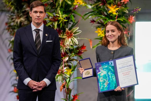 Nobels fredspris 2025 Oslo 20251210. Datteren til Nobels fredsprismottaker, Ana Corina Sosa, tar i mot prisen pa vegne av sin mor under utdelingen av Nobels fredspris i Oslo radhus. Den venezuelanske opposisjonslederen Maria Corina Machado far prisen for sitt utrettelige arbeid for a sikre demokratiske rettigheter for folket i Venezuela, og for sin kamp for en rettferdig og fredelig overgang fra diktatur til folkestyre. Pa grunn av omstendighetene i hjemlandet Venezuela kunne ikke Nobels fredsprismottaker delta pa utdelingen i Norge. Foto: Ole Berg-Rusten NTB POOL Oslo Norge Drk7JMQ4xLE EDITORIAL USE ONLY Ref:_BNCDrk7JMQ4xLE.jpg Copyright: xOlexBerg-Rustenx xNTBx