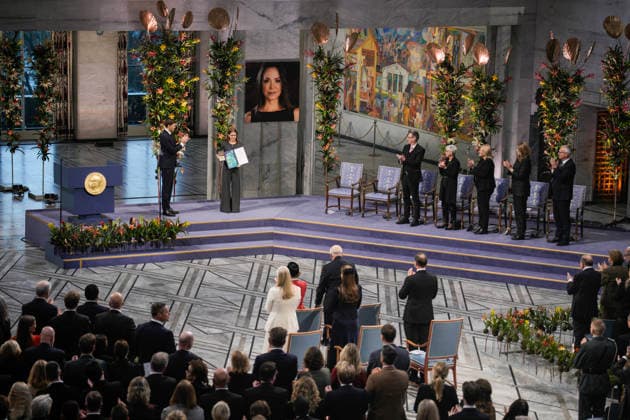 Nobels fredspris 2025 Oslo 20251210. Datteren til Nobels fredsprismottaker, Ana Corina Sosa, tar i mot prisen pa vegne av sin mor under utdelingen av Nobels fredspris i Oslo radhus. Den venezuelanske opposisjonslederen Maria Corina Machado far prisen for sitt utrettelige arbeid for a sikre demokratiske rettigheter for folket i Venezuela, og for sin kamp for en rettferdig og fredelig overgang fra diktatur til folkestyre. Pa grunn av omstendighetene i hjemlandet Venezuela kunne ikke Nobels fredsprismottaker delta pa utdelingen i Norge. Foto: Stian Lysberg Solum NTB Oslo Norge RS7i5QdG1k4 EDITORIAL USE ONLY Ref:_BNCRS7i5QdG1k4.jpg Copyright: xStianxLysbergxSolumx xNTBx