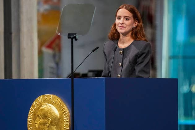 Nobels fredspris 2025 Oslo 20251210. Datteren til Nobels fredsprismottaker, Ana Corina Sosa, tar i mot prisen pa vegne av sin mor under utdelingen av Nobels fredspris i Oslo radhus. Den venezuelanske opposisjonslederen Maria Corina Machado far prisen for sitt utrettelige arbeid for a sikre demokratiske rettigheter for folket i Venezuela, og for sin kamp for en rettferdig og fredelig overgang fra diktatur til folkestyre. Pa grunn av omstendighetene i hjemlandet Venezuela kunne ikke Nobels fredsprismottaker delta pa utdelingen i Norge. Foto: Ole Berg-Rusten NTB POOL Oslo Norge knM6VMCJeNI EDITORIAL USE ONLY Ref:_BNCknM6VMCJeNI.jpg Copyright: xOlexBerg-Rustenx xNTBx