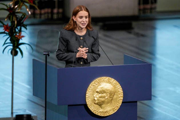 Nobels fredspris 2025 Oslo 20251210. Datteren til Nobels fredsprismottaker, Ana Corina Sosa, tar i mot prisen pa vegne av sin mor under utdelingen av Nobels fredspris i Oslo radhus. Den venezuelanske opposisjonslederen Maria Corina Machado far prisen for sitt utrettelige arbeid for a sikre demokratiske rettigheter for folket i Venezuela, og for sin kamp for en rettferdig og fredelig overgang fra diktatur til folkestyre. Pa grunn av omstendighetene i hjemlandet Venezuela kunne ikke Nobels fredsprismottaker delta pa utdelingen i Norge. Foto: Stian Lysberg Solum NTB Oslo Norge uKVbqi-JCac EDITORIAL USE ONLY Ref:_BNCuKVbqi-JCac.jpg Copyright: xStianxLysbergxSolumx xNTBx