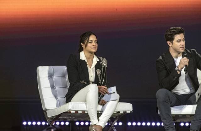 El Mago Pop holds a press conference in Barcelona surrounded by Hollywood stars Michelle Rodriguez and David Henrie during the press conference of El Mago Pop held at the Teatre Victòria, on December 10, 2025, in Barcelona Spain FAMOSOSOS MAGO MAGIC ACTOR ACTRESS HOLLYWOOD Barcelona Barcelona Spain  Copyright: xDavidxOllerx 7160816