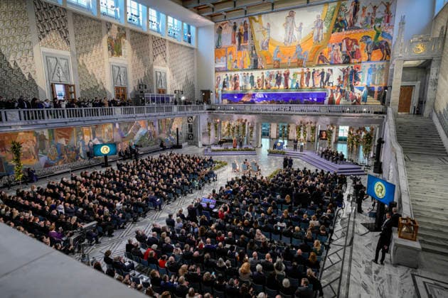 Nobels fredspris 2025 Oslo 20251210. Datteren til Nobels fredsprismottaker, Ana Corina Sosa, tar i mot prisen pa vegne av sin mor under utdelingen av Nobels fredspris i Oslo radhus. Den venezuelanske opposisjonslederen Maria Corina Machado far prisen for sitt utrettelige arbeid for a sikre demokratiske rettigheter for folket i Venezuela, og for sin kamp for en rettferdig og fredelig overgang fra diktatur til folkestyre. Pa grunn av omstendighetene i hjemlandet Venezuela kunne ikke Nobels fredsprismottaker delta pa utdelingen i Norge. Foto: Stian Lysberg Solum NTB Oslo Norge 1rnDT-g0yNk EDITORIAL USE ONLY Ref:_BNC1rnDT-g0yNk.jpg Copyright: xStianxLysbergxSolumx xNTBx