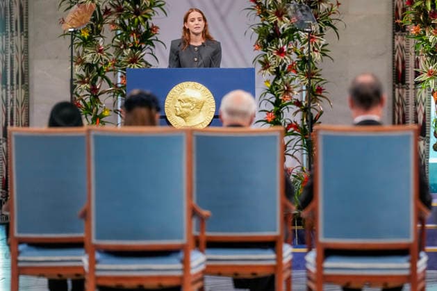 Nobels fredspris 2025 Oslo 20251210. Datteren til Nobels fredsprismottaker, Ana Corina Sosa, tar i mot prisen pa vegne av sin mor under utdelingen av Nobels fredspris i Oslo radhus. Den venezuelanske opposisjonslederen Maria Corina Machado far prisen for sitt utrettelige arbeid for a sikre demokratiske rettigheter for folket i Venezuela, og for sin kamp for en rettferdig og fredelig overgang fra diktatur til folkestyre. Pa grunn av omstendighetene i hjemlandet Venezuela kunne ikke Nobels fredsprismottaker delta pa utdelingen i Norge. Foto: Ole Berg-Rusten NTB POOL Oslo Norge Sy51vXp28II EDITORIAL USE ONLY Ref:_BNCSy51vXp28II.jpg Copyright: xOlexBerg-Rustenx xNTBx