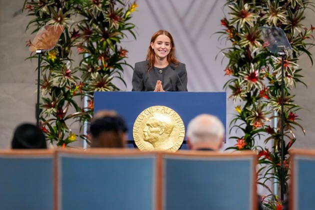 Nobels fredspris 2025 Oslo 20251210. Datteren til Nobels fredsprismottaker, Ana Corina Sosa, tar i mot prisen pa vegne av sin mor under utdelingen av Nobels fredspris i Oslo radhus. Den venezuelanske opposisjonslederen Maria Corina Machado far prisen for sitt utrettelige arbeid for a sikre demokratiske rettigheter for folket i Venezuela, og for sin kamp for en rettferdig og fredelig overgang fra diktatur til folkestyre. Pa grunn av omstendighetene i hjemlandet Venezuela kunne ikke Nobels fredsprismottaker delta pa utdelingen i Norge. Foto: Ole Berg-Rusten NTB POOL Oslo Norge rCJ4cW2S-2Q EDITORIAL USE ONLY Ref:_BNCrCJ4cW2S-2Q.jpg Copyright: xOlexBerg-Rustenx xNTBx