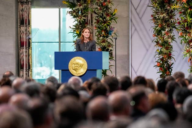 Nobels fredspris 2025 Oslo 20251210. Datteren til Nobels fredsprismottaker, Ana Corina Sosa, tar i mot prisen pa vegne av sin mor under utdelingen av Nobels fredspris i Oslo radhus. Den venezuelanske opposisjonslederen Maria Corina Machado far prisen for sitt utrettelige arbeid for a sikre demokratiske rettigheter for folket i Venezuela, og for sin kamp for en rettferdig og fredelig overgang fra diktatur til folkestyre. Pa grunn av omstendighetene i hjemlandet Venezuela kunne ikke Nobels fredsprismottaker delta pa utdelingen i Norge. Foto: Ole Berg-Rusten NTB POOL Oslo Norge KKtaMljSHhs EDITORIAL USE ONLY Ref:_BNCKKtaMljSHhs.jpg Copyright: xOlexBerg-Rustenx xNTBx