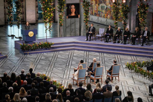 Nobels fredspris 2025 Oslo 20251210. Datteren til Nobels fredsprismottaker, Ana Corina Sosa, tar i mot prisen pa vegne av sin mor under utdelingen av Nobels fredspris i Oslo radhus. Den venezuelanske opposisjonslederen Maria Corina Machado far prisen for sitt utrettelige arbeid for a sikre demokratiske rettigheter for folket i Venezuela, og for sin kamp for en rettferdig og fredelig overgang fra diktatur til folkestyre. Pa grunn av omstendighetene i hjemlandet Venezuela kunne ikke Nobels fredsprismottaker delta pa utdelingen i Norge. Foto: Stian Lysberg Solum NTB Oslo Norge A0WF0-3ic24 EDITORIAL USE ONLY Ref:_BNCA0WF0-3ic24.jpg Copyright: xStianxLysbergxSolumx xNTBx