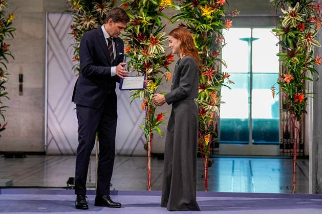Nobels fredspris 2025 Oslo 20251210. Datteren til Nobels fredsprismottaker, Ana Corina Sosa, tar i mot prisen pa vegne av sin mor under utdelingen av Nobels fredspris i Oslo radhus. Den venezuelanske opposisjonslederen Maria Corina Machado far prisen for sitt utrettelige arbeid for a sikre demokratiske rettigheter for folket i Venezuela, og for sin kamp for en rettferdig og fredelig overgang fra diktatur til folkestyre. Pa grunn av omstendighetene i hjemlandet Venezuela kunne ikke Nobels fredsprismottaker delta pa utdelingen i Norge. Foto: Ole Berg-Rusten NTB POOL Oslo Norge IOfdHHJ7P-0 EDITORIAL USE ONLY Ref:_BNCIOfdHHJ7P-0.jpg Copyright: xOlexBerg-Rustenx xNTBx