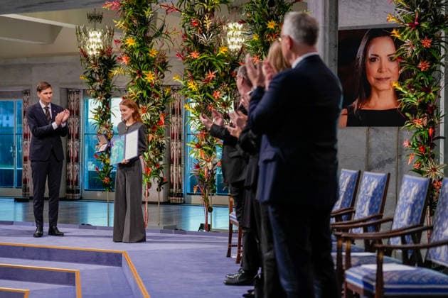 Nobels fredspris 2025 Oslo 20251210. Datteren til Nobels fredsprismottaker, Ana Corina Sosa, tar i mot prisen pa vegne av sin mor under utdelingen av Nobels fredspris i Oslo radhus. Den venezuelanske opposisjonslederen Maria Corina Machado far prisen for sitt utrettelige arbeid for a sikre demokratiske rettigheter for folket i Venezuela, og for sin kamp for en rettferdig og fredelig overgang fra diktatur til folkestyre. Pa grunn av omstendighetene i hjemlandet Venezuela kunne ikke Nobels fredsprismottaker delta pa utdelingen i Norge. Foto: Ole Berg-Rusten NTB POOL Oslo Norge QIuZOfQuTZs EDITORIAL USE ONLY Ref:_BNCQIuZOfQuTZs.jpg Copyright: xOlexBerg-Rustenx xNTBx